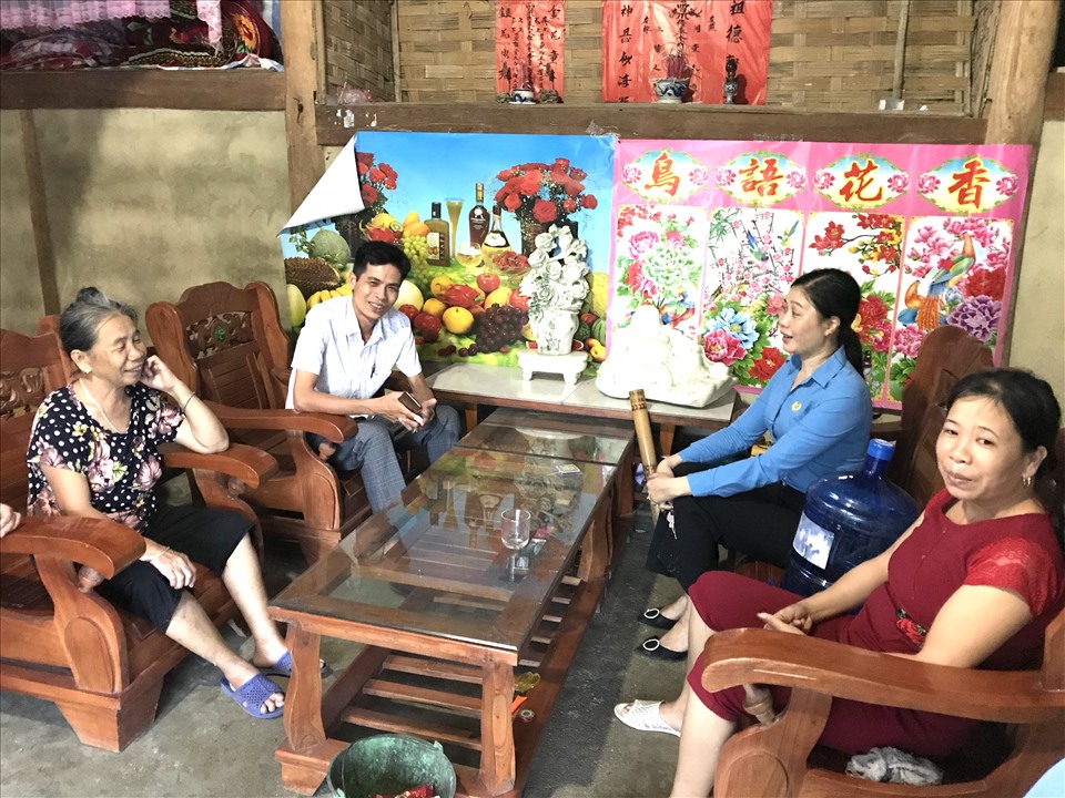 Lãnh đạo LĐLĐ huyện Lục Yên (thứ hai từ phải sang) động viên gia đình đoàn viên. Ảnh: Thanh Sơn