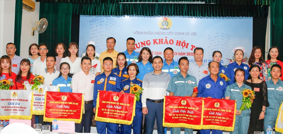 Trao giải Hội thi An toàn vệ sinh viên giỏi năm 2020 của Công đoàn ngành Xây dựng Hà Nội. Ảnh: CĐHN