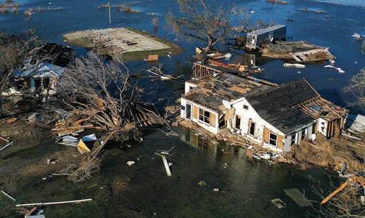 Louisiana đã ghi nhận ca tử vong đầu tiên sau khi bão Delta đổ bộ. Ảnh: NBC News