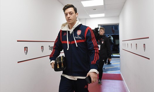 Vài tháng qua, Mesut Ozil chỉ tập luyện và xem các đồng đội thi đấu. Ảnh: Getty Images