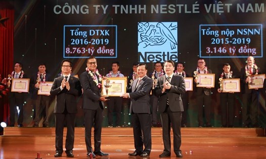 Ông Binu Jacob, Tổng giám đốc Nestlé Việt Nam nhận bằng khen 30 Doanh Nghiệp nộp thuế tiêu biểu. Ảnh: Dương Hằng