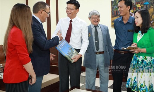 Đại sứ Yerlan Baizhanov (thứ hai từ trái sang)  tặng Tổng Biên tập Nguyễn Ngọc Hiển cuốn sách về Kazakhstan. Ảnh: Hải Nguyễn
