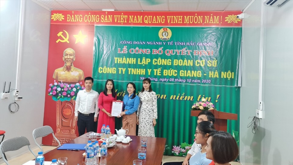 Bà Vũ Thị Sáu - Chủ tịch Công đoàn ngành Y tế Bắc Giang trao quyết định thành lập công đoàn cơ sở. Ảnh: CĐYTBG