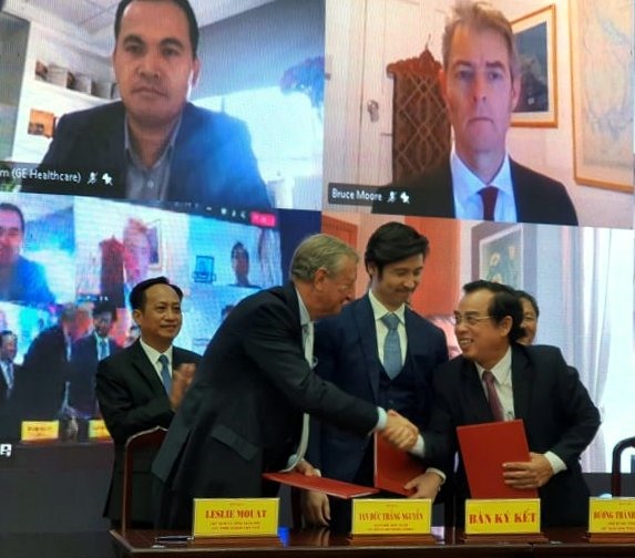 Chính thức ký Bản ghi nhớ, các nhà đầu tư cam kết thực hiện đúng tiến độ dự án (ảnh Nhật Hồ)