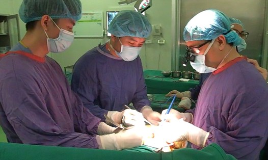 Các bác sĩ Bệnh viện Hữu nghị Việt Đức thực hiện ca ghép thận thứ 1.000. Ảnh: Kim Oanh.