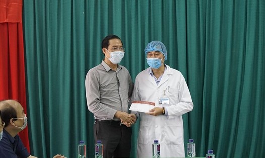 Ông Lê Văn Hồng (trái) hỗ trợ 50 triệu cho Trạm y tế xã Chiêu Lưu- huyện Kỳ Sơn (Nghệ An) phòng dịch COVID-19. Ảnh: QĐ