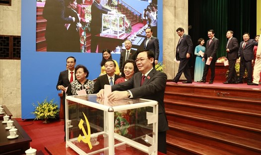 Các đại biểu thống nhất bầu 71 đồng chí vào Ban Chấp hành Đảng bộ thành phố Hà Nội khóa XVII. Ảnh: TTBC
