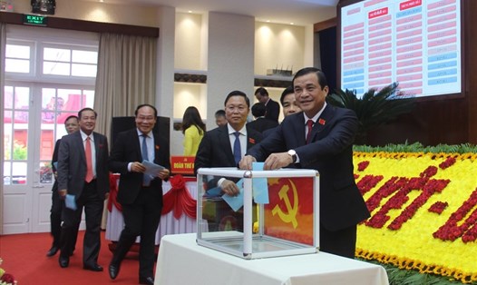 Bỏ phiếu bầu Ban Chấp hành Đảng bộ tỉnh Quảng Nam khóa XXII, nhiệm kỳ 2020-2025. Ảnh: Thùy Dung