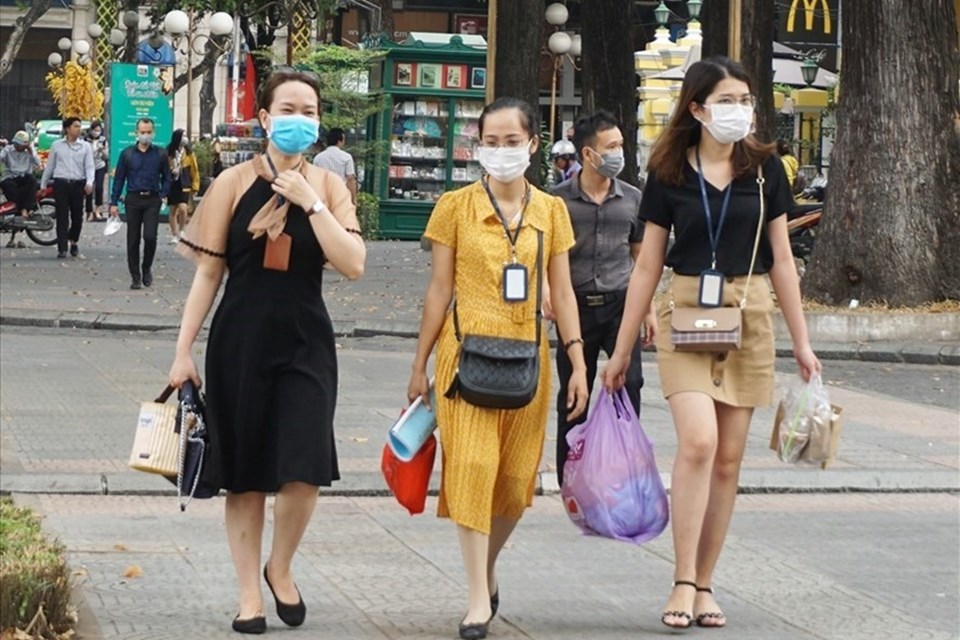 Từ 15.11, tăng 10 lần mức phạt không đeo khẩu trang để phòng COVID-19. Ảnh minh hoạ: Minh Quân Từ 15.11, tăng 10 lần mức phạt không đeo khẩu trang để phòng COVID-19. Ảnh minh hoạ: Minh Quân