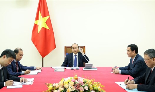 Thủ tướng Nguyễn Xuân Phúc điện đàm với Thủ tướng Nhật Bản Suga Yoshihide - Ảnh: VGP/Quang Hiếu