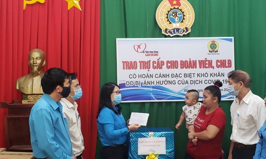 Chủ tịch LĐLĐ tỉnh Đồng Nai Nguyễn Thị Như Ý (thứ 3 từ trái sang) tặng quà cho công nhân lao động bị ảnh hưởng bởi dịch COVID-19. 
Ảnh: Minh Châu