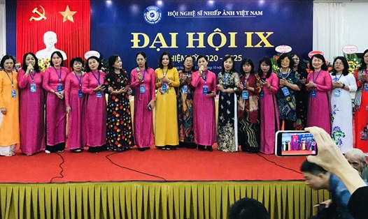 Những nữ nghệ sĩ nhiếp ảnh Việt Nam trong Đại hội. Ảnh: V.V