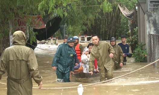 Nhịp sống 24h: Lực lượng cứu hộ hỗ trợ đưa người dân thoát khỏi vùng ngập ở Huế. Ảnh: Phúc Đạt