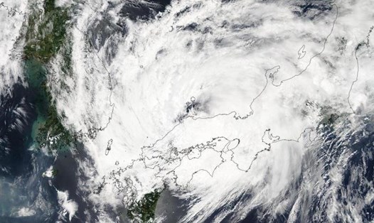 Cơn bão số 16 trong năm 2020 đang hướng vào đảo Hải Nam, Trung Quốc. Ảnh: NASA
