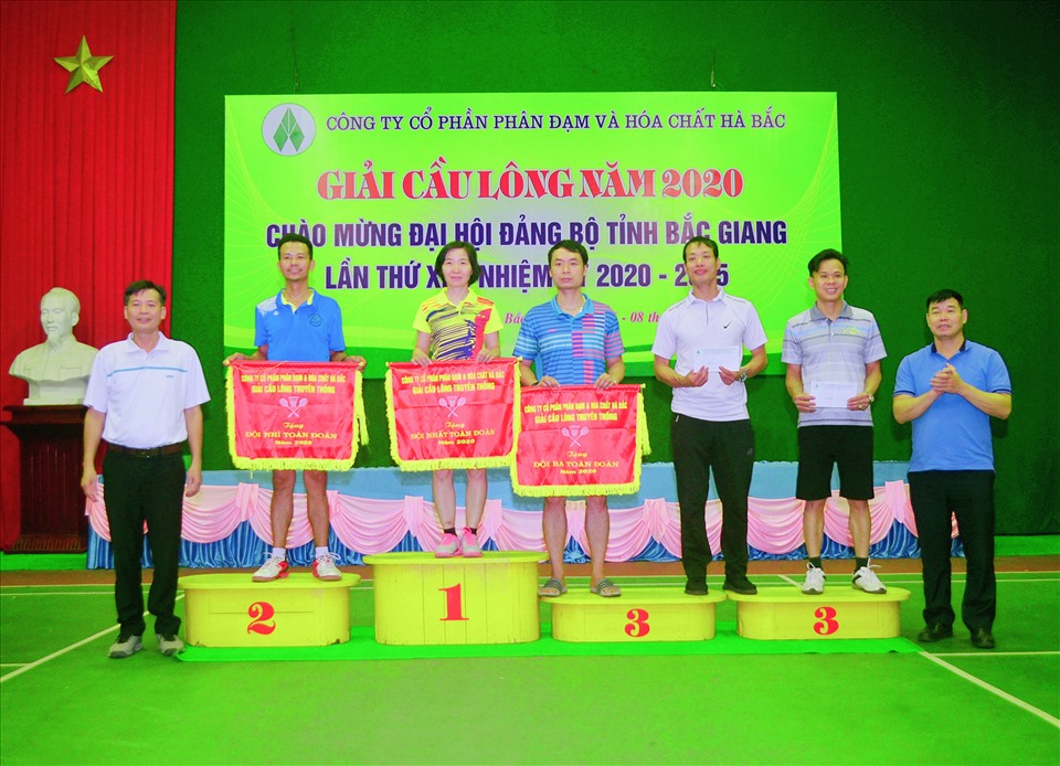 Ban tổ chức trao giải thưởng cho các đội. Ảnh: Xuân Tùng