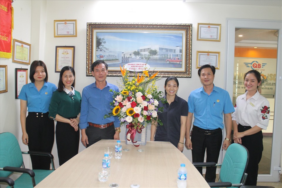 Liên đoàn Lao động và Đảng ủy Khối doanh nghiệp Thủy Nguyên chúc mừng lãnh đạo Cty Quảng Bình nhân ngày Doanh nhân Việt Nam. Ảnh MD