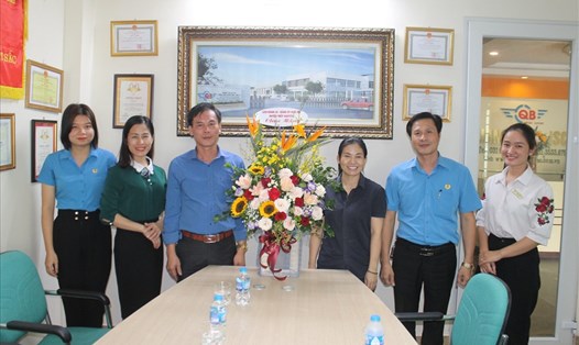 Liên đoàn Lao động và Đảng ủy Khối doanh nghiệp Thủy Nguyên chúc mừng lãnh đạo Cty Quảng Bình nhân ngày Doanh nhân Việt Nam. Ảnh MD