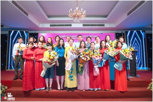 Ban tổ chức tặng hoa các đại biểu tham dự Hội thảo. Ảnh: CĐNH