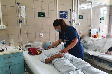Bác sĩ Trung tâm Chống độc (Bệnh viện Bạch Mai) đang thăm khám cho bệnh nhân bị ngộ độc thuốc diệt chuột thế hệ mới. Ảnh: Mai Thanh.