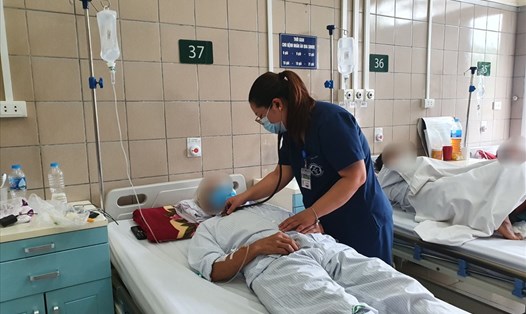 Bác sĩ Trung tâm Chống độc (Bệnh viện Bạch Mai) đang thăm khám cho bệnh nhân bị ngộ độc thuốc diệt chuột thế hệ mới. Ảnh: Mai Thanh.
