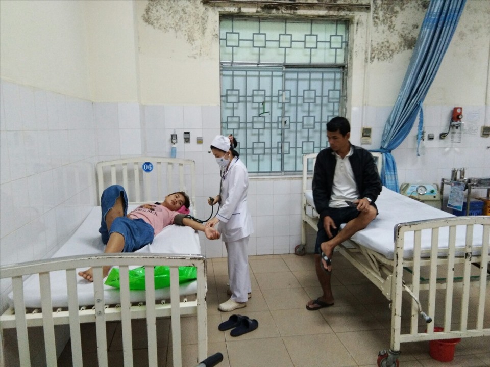 Các bệnh nhân ngộ độc được điều trị tại bệnh viện Đa khoa tỉnh Quảng Ngãi. Ảnh: Đại Phong