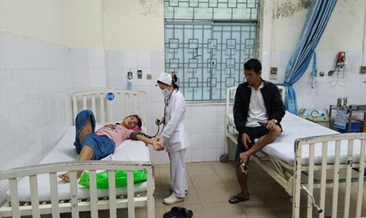 Các bệnh nhân ngộ độc được điều trị tại bệnh viện Đa khoa tỉnh Quảng Ngãi. Ảnh: Đại Phong
