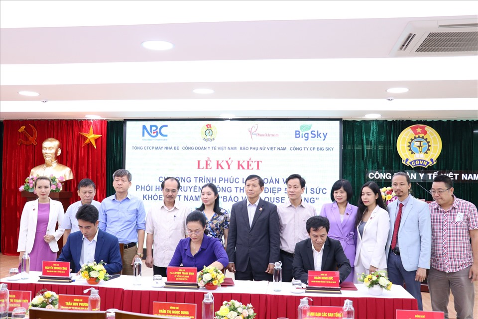 Các bên ký kết thoả thuận hợp tác. Ảnh: Bảo Hân.