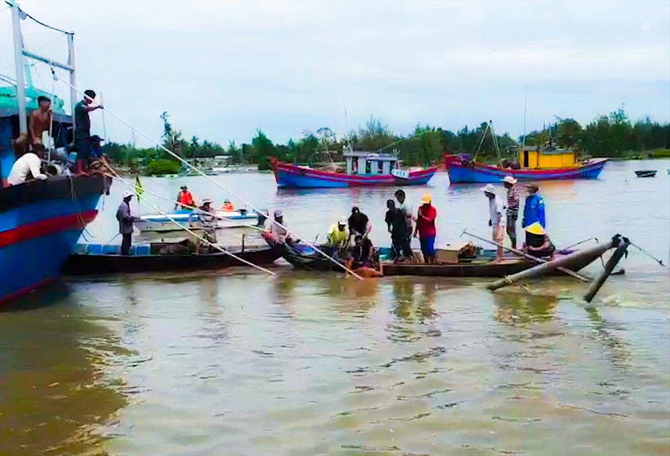 Lực lượng chức năng tìm kiếm thi thể ông Trần Văn Kim. Ảnh: Thanh Chung