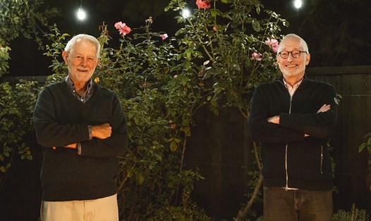 Ảnh do Đại học Stanford cung cấp về 2 giáo sư đoạt giải Nobel Kinh tế 2020 Robert Wilson (trái) và Paul Milgrom. Ảnh: AP.