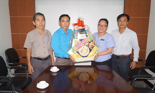 Ông Trần Quang Tòa- Chủ tịch LĐLĐ tỉnh Quảng Ngãi đến thăm, chúc mừng các doanh nghiệp nhân ngày Doanh nhân Việt Nam. Ảnh: Thanh Thủy