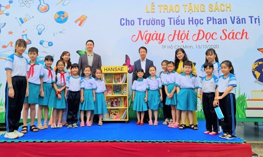 Lễ trao tặng sách cho Trường Tiểu học Phan Văn Trị, Ảnh Đức Long