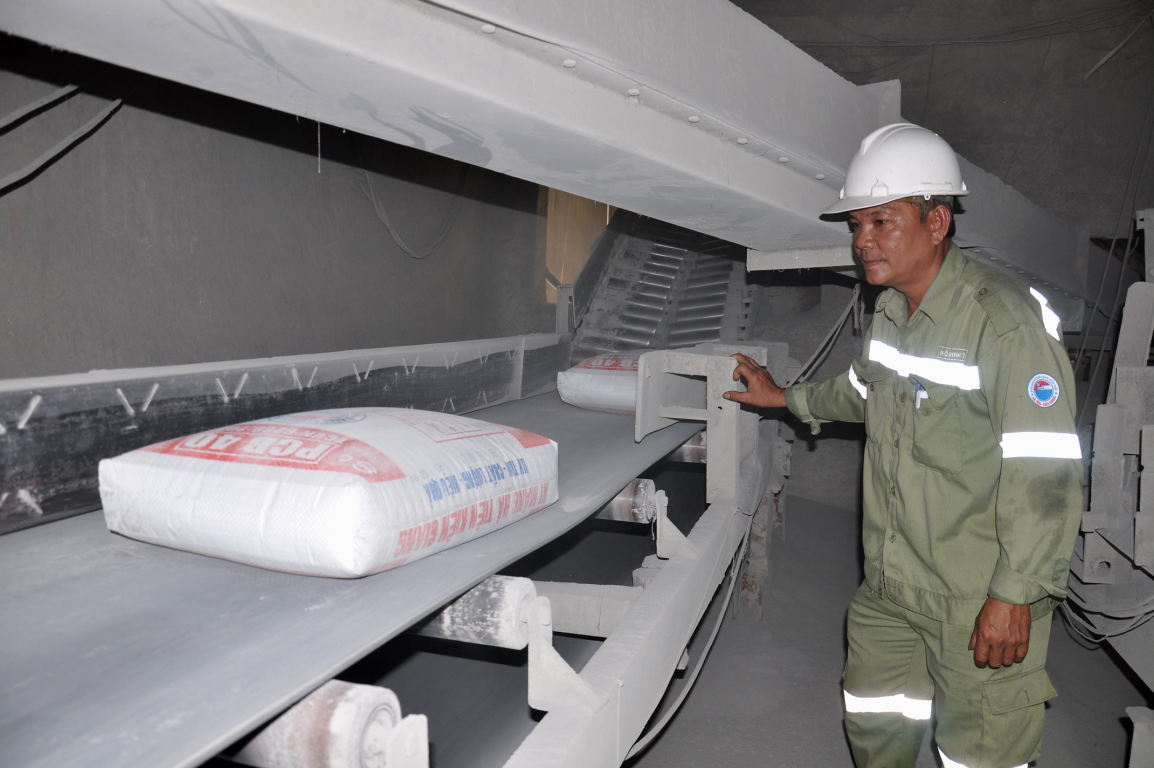 Anh Ngô Minh Tâm với nhiều sáng kiến cải tiến kỹ thuật đã góp phần tăng năng suất, giảm sức lao động cho anh em công nhân. Ảnh: PV
