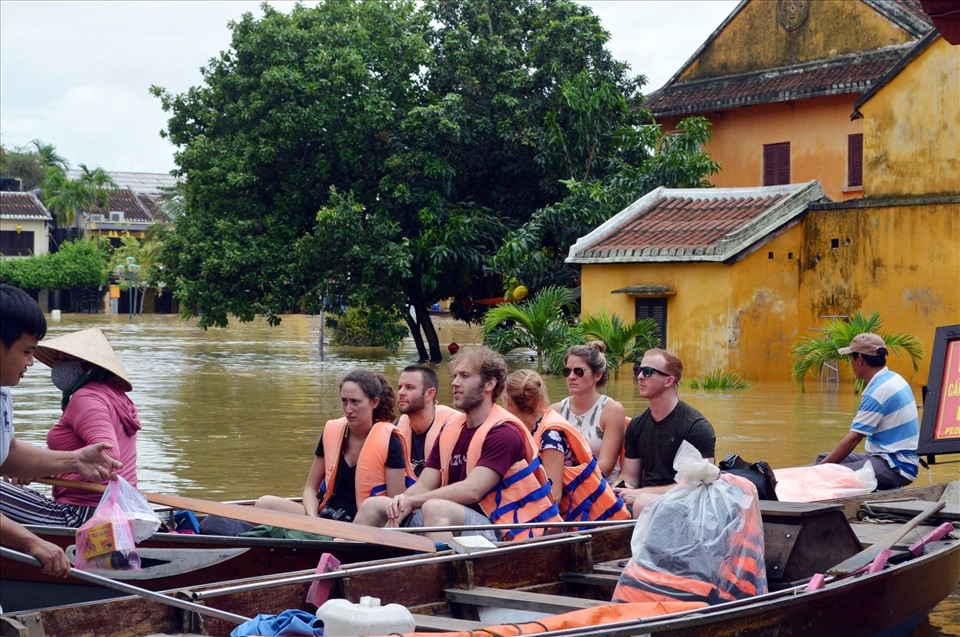 Du khách đi thuyền ngắm lụt ở Hội An. Ảnh: Vĩnh Lộc