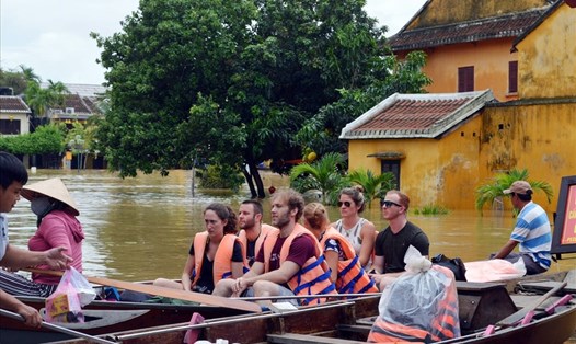 Du khách đi thuyền ngắm lụt ở Hội An. Ảnh: Vĩnh Lộc