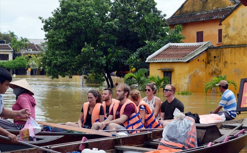 Du khách đi thuyền ngắm lụt ở Hội An. Ảnh: Vĩnh Lộc