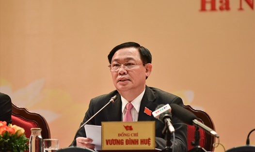 Bí thư Thành ủy Hà Nội Vương Đình Huệ trả lời các câu hỏi của báo chí. Ảnh: Phạm Đông