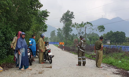 Hiện, lực lượng chức năng của huyện Phong Điền, tỉnh đội tiếp tục lên đường tiếp tế lương thực cho những người bị kẹt, thực hiện nhiệm vụ mở đường và công tác cứu hộ cứu nạn. Ảnh Giang Phương Đạt