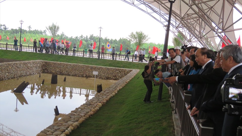 Thủ tướng Nguyễn Xuân Phúc thăm Khu bảo tồn bãi cọc Cao Quỳ chiều ngày 13.10. Ảnh: HH