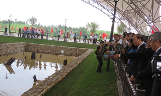 Thủ tướng Nguyễn Xuân Phúc thăm Khu bảo tồn bãi cọc Cao Quỳ chiều ngày 13.10. Ảnh: HH