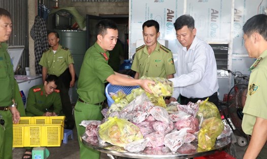 Thu giữ hơn 134 kg thịt chim trời của của bà Trần Thị Hằng ở thị trấn Đức Thọ. Ảnh: Hùng Nhung.