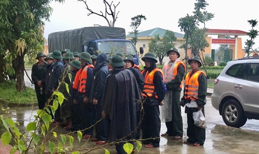 Ban chỉ huy quân sự huyện Phong Điền tiếp tục triển khai các phương án cứu hộ cứu nạn những người mắc kẹt và cung cấp lương thực, thực phẩm vào bên trong khu vực bị ảnh hưởng bởi mưa bão. Ảnh Giang Phương Đạt