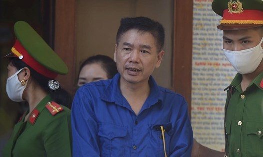 Bị cáo Trần Xuân Yến tại phiên sơ thẩm vụ án nâng điểm thi kỳ thi THPT Quốc gia 2018 xảy ra tại tỉnh Sơn La. Ảnh: Hoàng Việt.