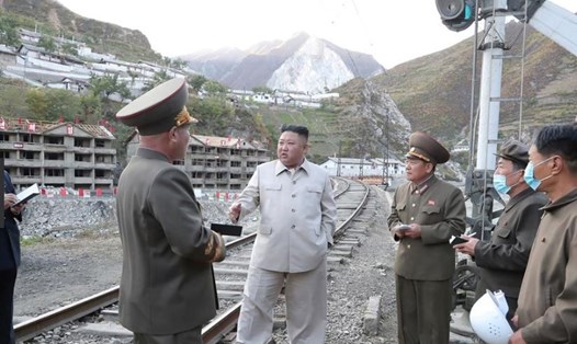 Ông Kim Jong-un đi thị sát tình hình khắc phục thiệt hại sau bão ở huyện Geomdeok, tỉnh Hamgyong Nam, Triều Tiên. Ảnh: KCNA