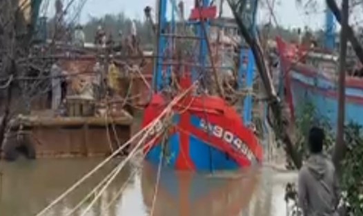 Con tàu của ông Nguyễn Diệp bị chìm được người dân và lực lượng chức năng trục vớt. Ảnh: Chụp màn hình