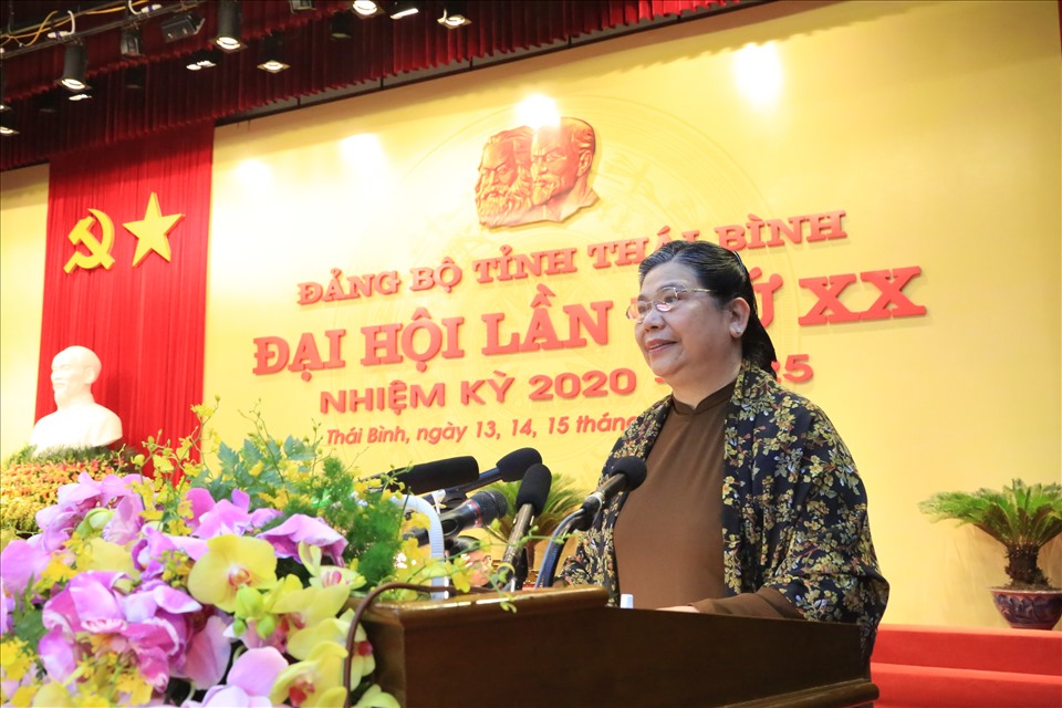 Đồng chí Tòng Thị Phóng - Ủy viên Bộ Chính trị, Phó Chủ tịch Thường trực Quốc hội phát biểu chỉ đạo tại Đại hội Đảng bộ tỉnh Thái Bình lần thứ XX. Ảnh TB
