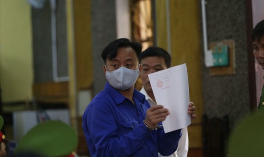 Nguyễn Minh Khoa (cựu phó trưởng phòng an ninh chính trị nội bộ, Công an tỉnh Sơn La) được đưa vào phòng xét xử. Ảnh: Danh Dự.