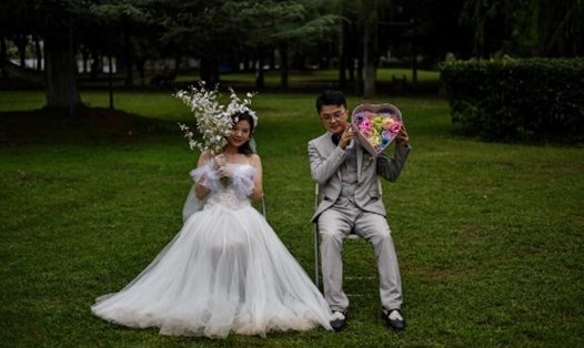 Một cặp đôi  Vũ Hán, tỉnh Hồ Bắc, Trung Quốc, chụp hình cưới gần sông Dương Tử hồi tháng 9.2020. Ảnh: AFP