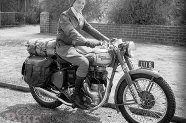 Winifred Wells chuẩn bị hành trình đầu tiên bên ngoài nhà của bà ở Perth năm 1951. Ảnh: Old Bike Australasia.