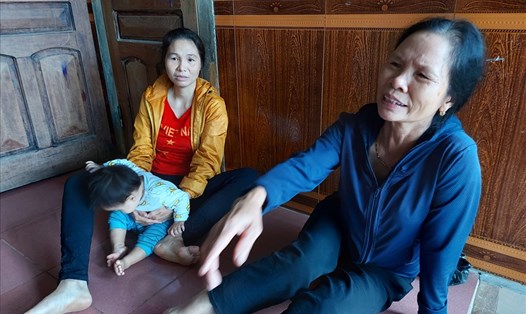 Mẹ và chị gái của anh Sáng đau buồn khi hay tin anh tử vong do sạt lở thủy điện Rào Trăng 3 ở Thừa Thiên Huế. Ảnh: Trần Tuấn.