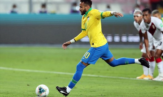 Neymar giờ chỉ còn kém huyền thoại Pele 13 bàn thắng nữa cho đội tuyển Brazil. Ảnh: Getty Images